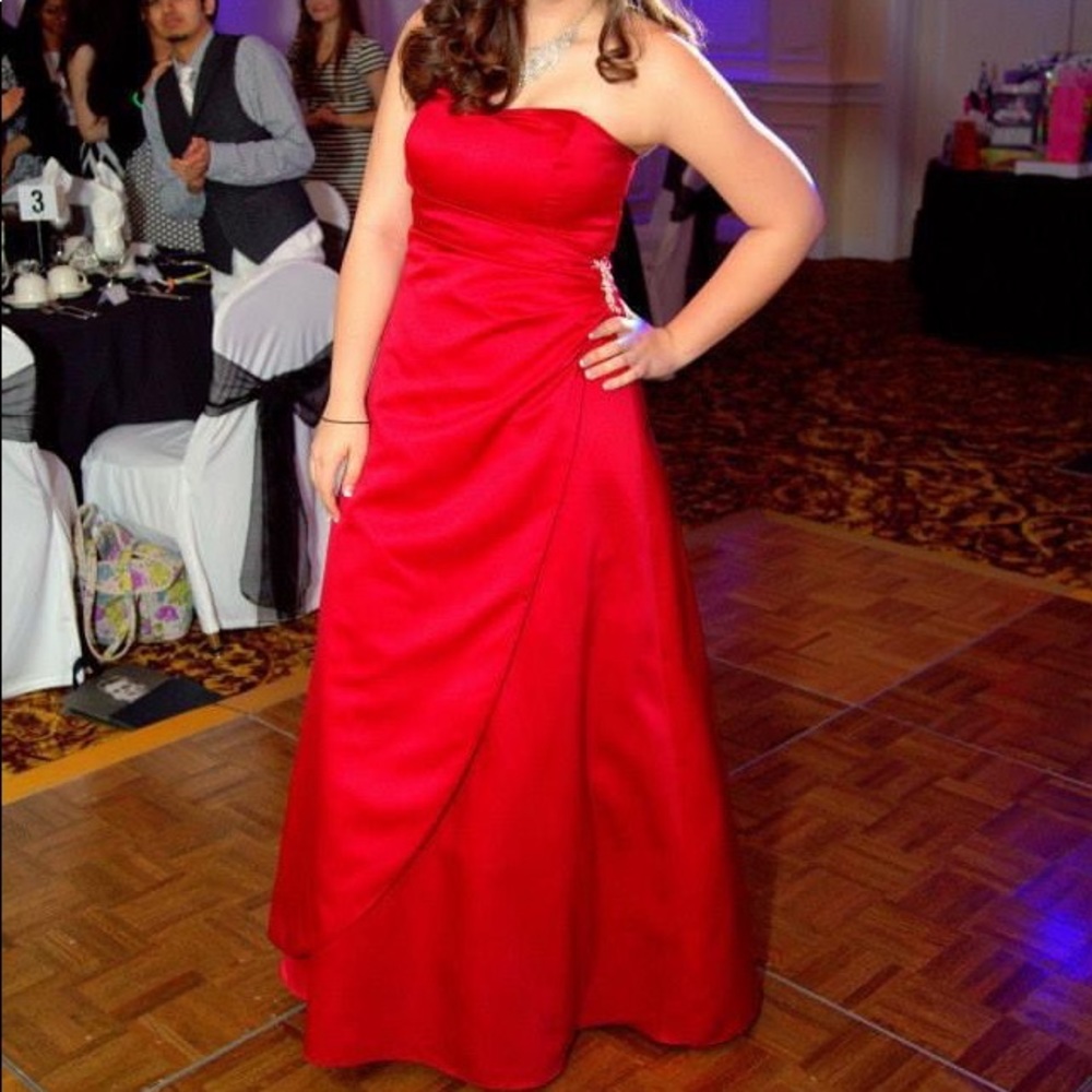 David’s Bridal Red Sweetheart Bridesmaid Dress